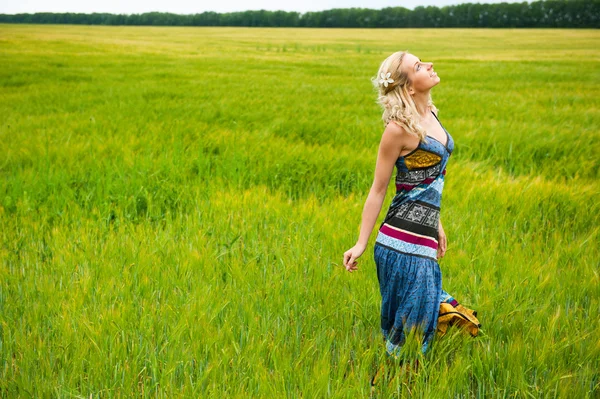 Candid despreocupado adorable mujer en el campo con al atardecer de verano con vestido de colores brillantes —  Fotos de Stock