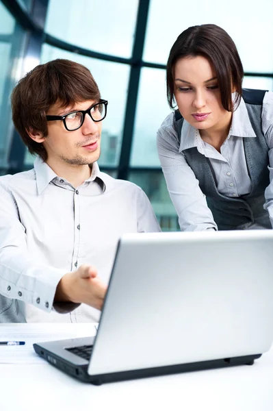 Ritratto di uomo d'affari sicuro che spiega un progetto a un collega in ufficio — Foto Stock