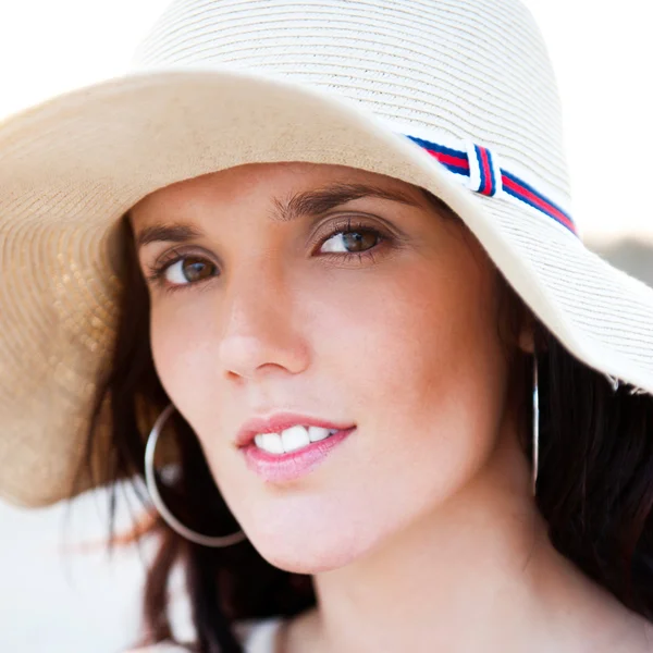夏の帽子をかぶっている美しい女性の肖像画。暖かいでの休暇 — ストック写真