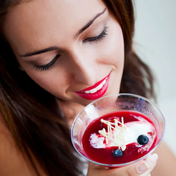 Retrato de una joven mujer hermosa comiendo un helado en la cafetería —  Fotos de Stock