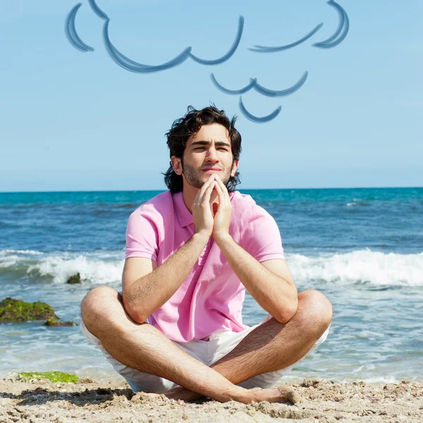 Portret młodego człowiek siedzi w lotosu stanowią na piasku na plaży i — Zdjęcie stockowe