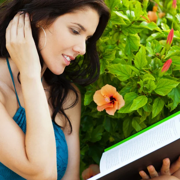 Pretty relaxed adult woman reading a book at the park — Stock Photo, Image