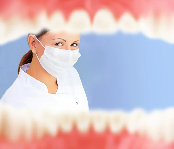 Contrôle du dentiste. Jeune femme médecin regardant dans la bouche du patient . — Photo