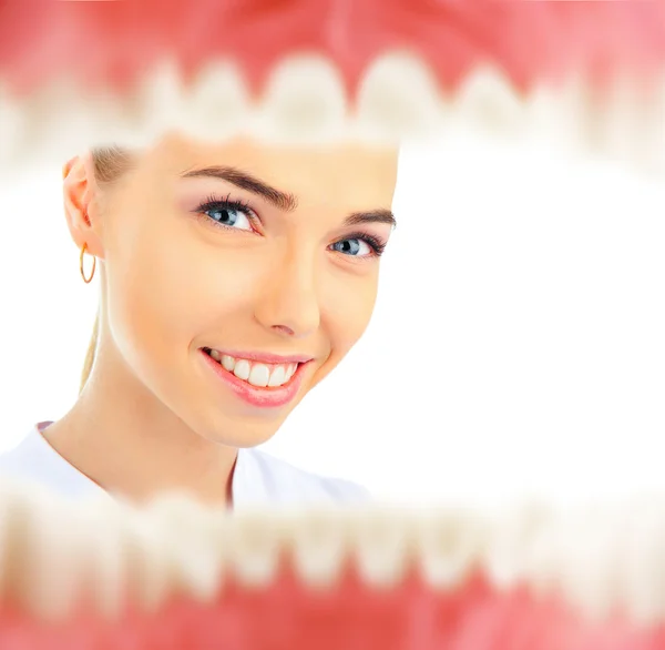 Bastante joven dentista mirando dentro de la vista de la boca del paciente desde dentro —  Fotos de Stock