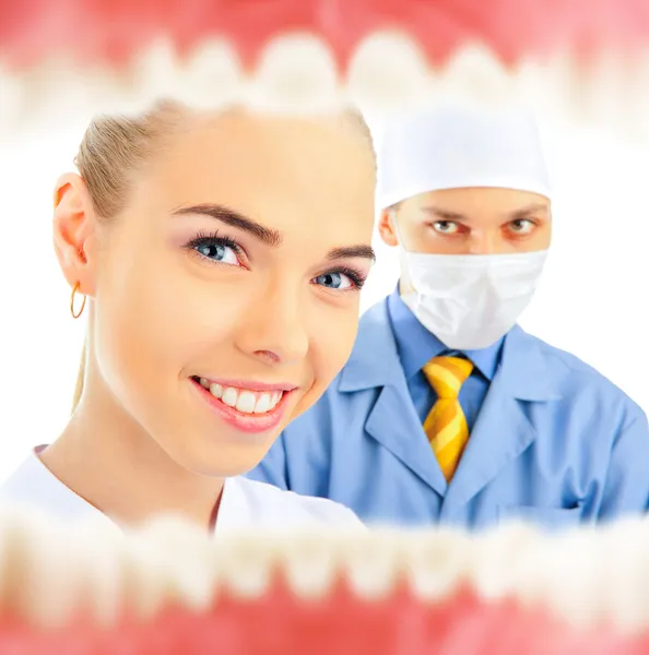 A fogorvos és a nővér gyógyítására a beteg. Nézd a száj belsejében — Stock Fotó