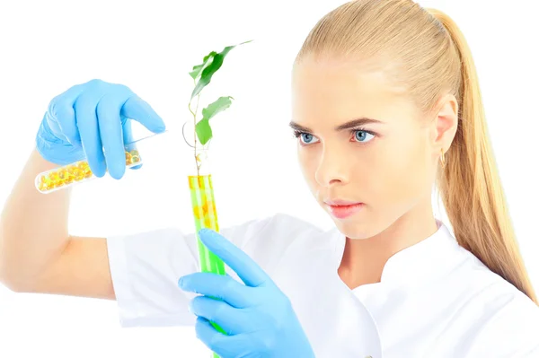 Mujer científica aislada en bata de laboratorio con cristalería química. Haciendo fórmula exitosa — Foto de Stock