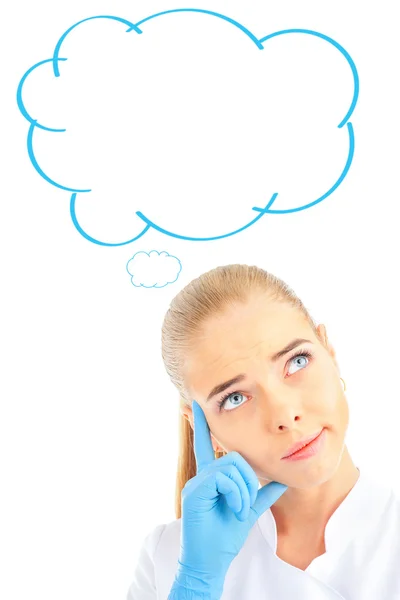Une femme médecin réfléchie isolée sur un fond blanc. Ballon de nuages vierges au-dessus — Photo