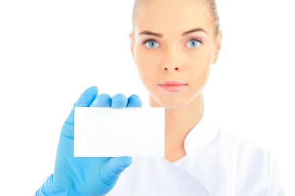 Una doctora sosteniendo una tarjeta vacía —  Fotos de Stock
