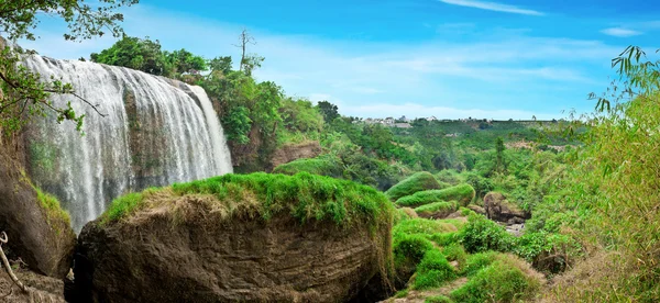 Beautiful waterfall at Dalat, Vietnam. Panoramic view — Stock Photo, Image