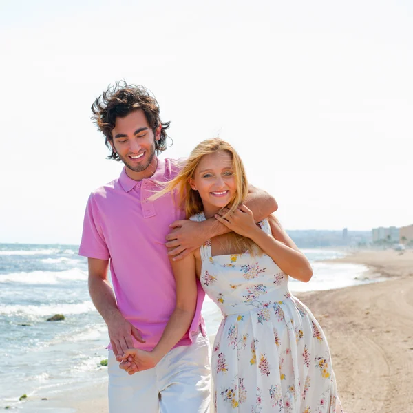 Pár na pláži, drželi se za ruce a chůzi. slunečný den, světlé — Stock fotografie