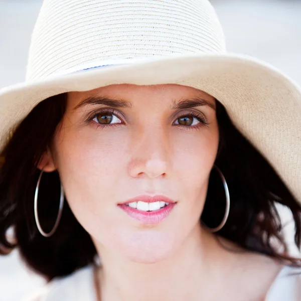 Portrait d'été d'une belle femme portant un chapeau. Vacances au chaud — Photo