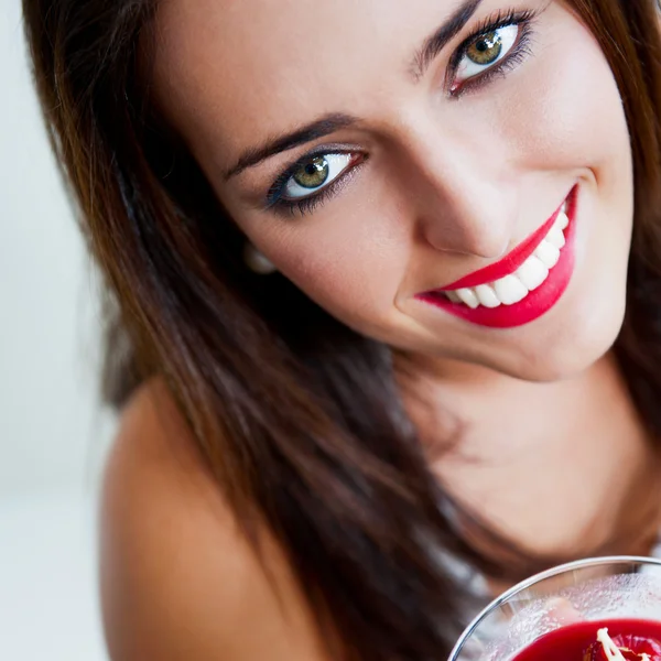 Porträt einer jungen schönen Frau, die im Café ein Eis isst — Stockfoto