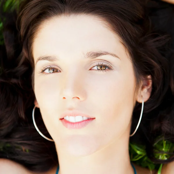 Pretty brunette woman wearing elegant dress relaxing outdoor in — Stock Photo, Image