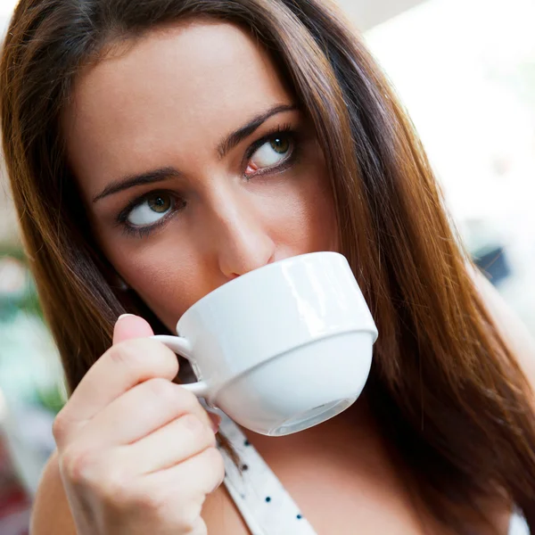 一个年轻漂亮的女性有一杯咖啡的特写肖像 — 图库照片