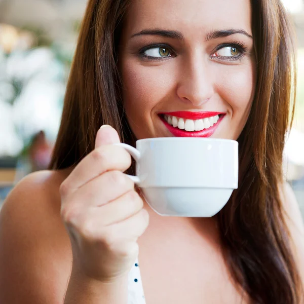 Vértes portré egy csinos, fiatal nő, egy csésze kávé — Stock Fotó