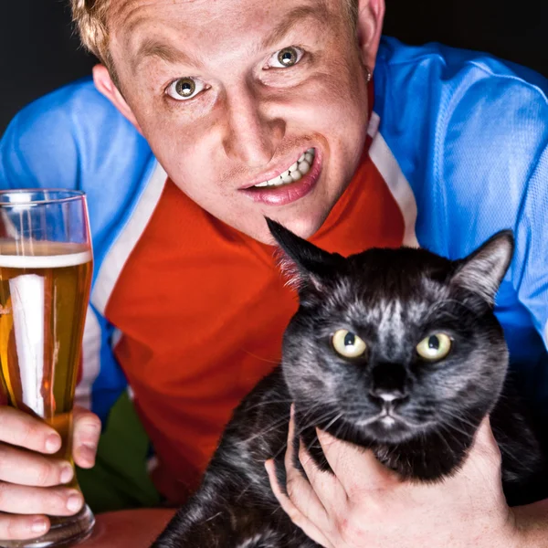 Artystyczny portret młodego człowieka i jego kot, zarówno patrząc na camer — Zdjęcie stockowe
