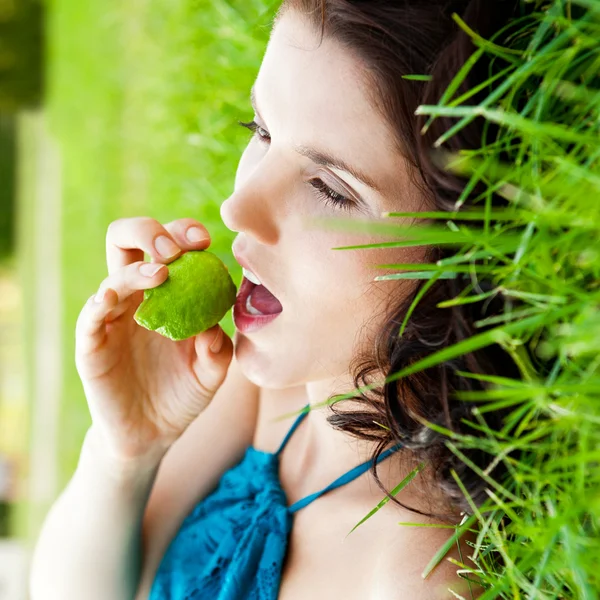 Hübsche brünette Mädchen tragen elegante Kleid entspannend im Freien in g — Stockfoto