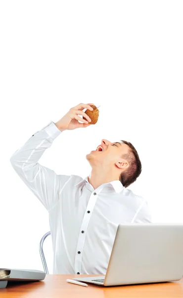 Retrato do jovem sentado em sua mesa com laptop e bebendo suco de coco. A encomendar bilhetes online para as suas férias. Conceito. Isolados — Fotografia de Stock