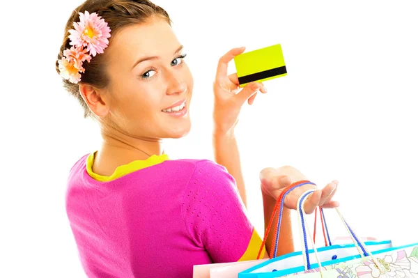 Mulher de compras bonita feliz segurando sacos de compras e cartão de crédito ou desconto — Fotografia de Stock