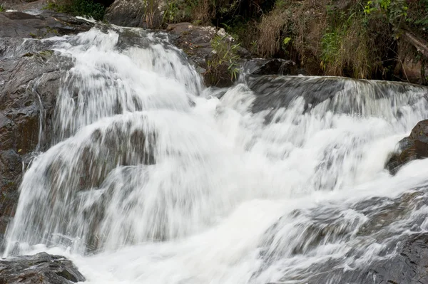 Bella cascata in montagne di Dalat, Vietnam — Foto Stock