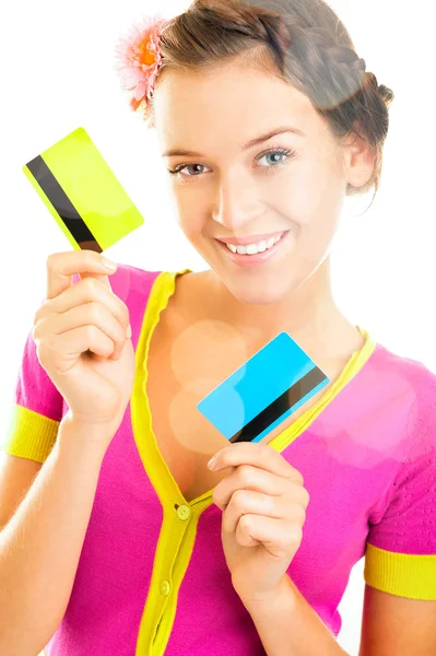 Mulher bonita segurando dois cartões de crédito ou desconto ou adesão diferentes — Fotografia de Stock