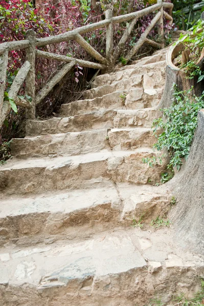 Escadas de pedra velha em Dalat, Vietnã — Fotografia de Stock