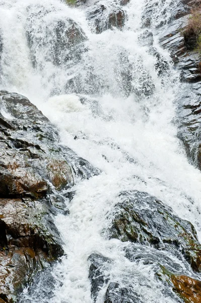 Красивый водопад в горах Далата, Вьетнам — стоковое фото