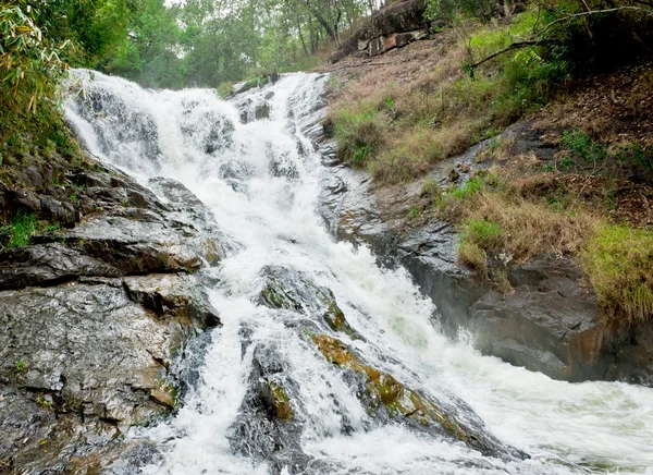 Bella cascata in montagne di Dalat, Vietnam — Foto Stock