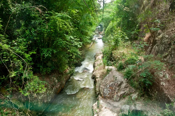 Vakker foss i fjellene i Dalat, Vietnam – stockfoto