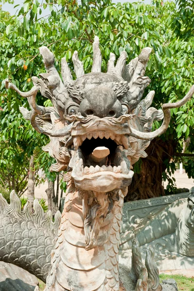 Kamenný drak socha buddha Temple - dalat, vietnam — Stock fotografie