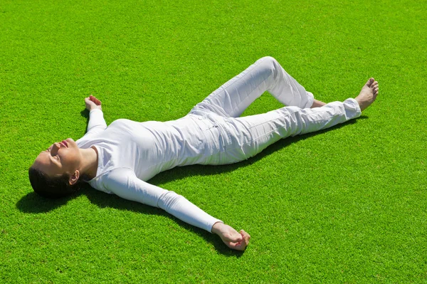 Mujer hermosa de cuerpo entero en la hierba en ropa blanca —  Fotos de Stock