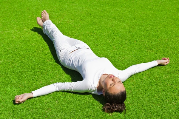 Fullängds vacker kvinna på gräset i vita kläder — Stockfoto