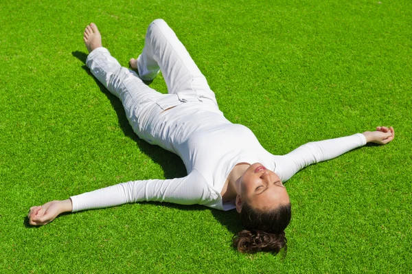 Mujer hermosa de cuerpo entero en la hierba en ropa blanca — Foto de Stock