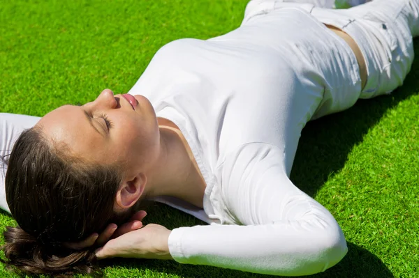 Mulher relaxante ao ar livre olhando feliz e despreocupado — Fotografia de Stock