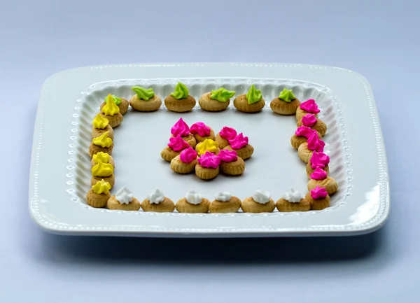 Cookies warna-warni di Lempeng Putih — Stok Foto