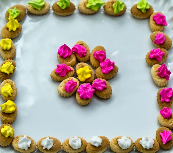 Kolorowe ciasteczka w białej tablicy ii — Zdjęcie stockowe