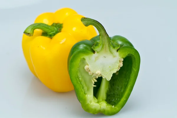 Groene en gele paprika — Stockfoto