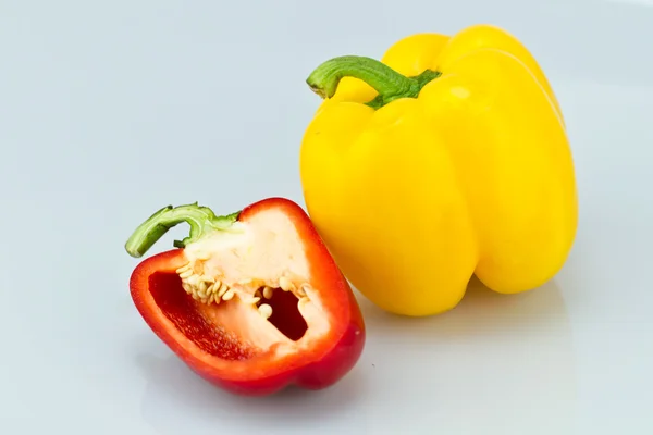 Gelbe und rote Paprika — Stockfoto
