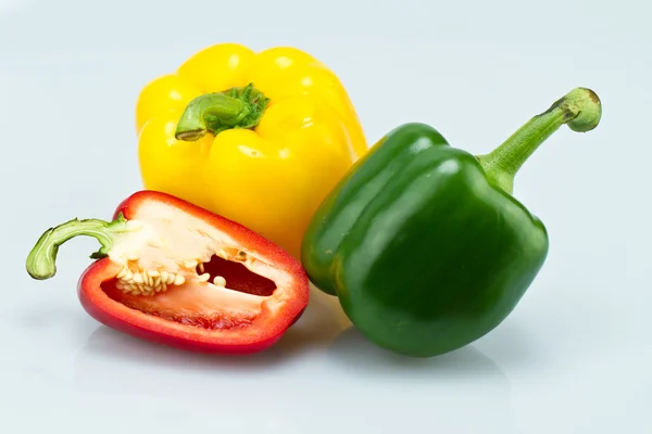 Grüne, gelbe und geschnittene rote Paprika — Stockfoto