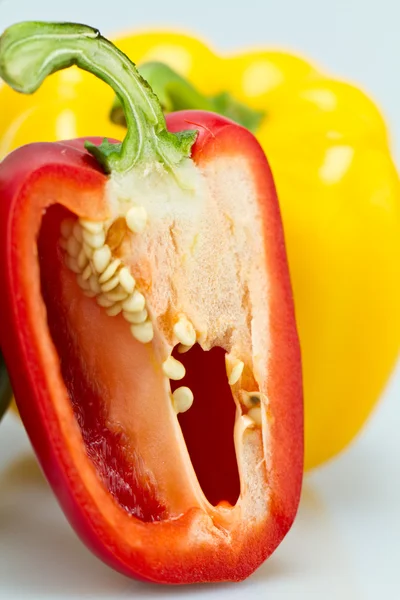 Close up van gesneden rode paprika — Stockfoto