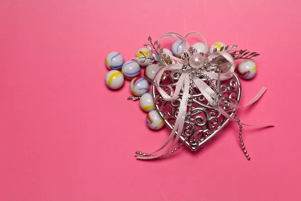Sevgililer günü-gümüş kalp ve mermer — Stok fotoğraf