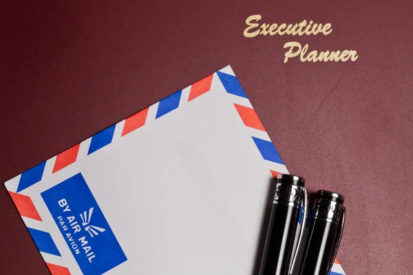 Planerare och av air mail kuvertet — Stockfoto