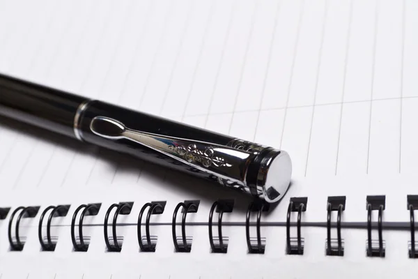 Aufgeschlagenes Notizbuch und ein Stift — Stockfoto