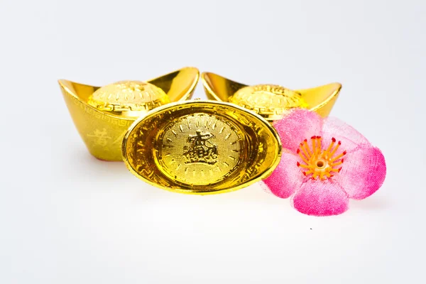 Gong Xi Fa Chai- Gold Ingots with flower — Stock Photo, Image