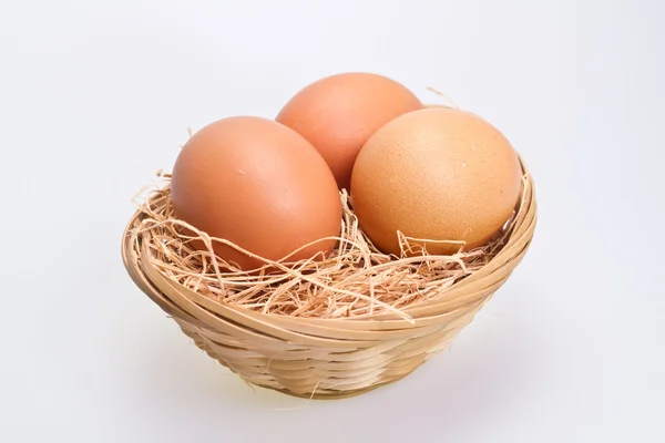 Tři hnědé vejce v ratanový koš ii — Stock fotografie