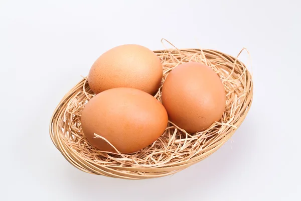 Tři hnědá vejce v proutěném koši iv — Stock fotografie