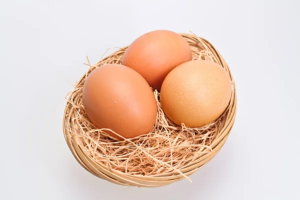 Três ovos castanhos na cesta de vime III — Fotografia de Stock