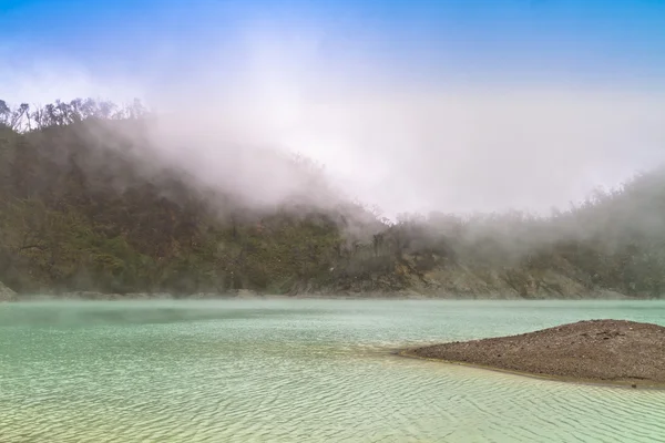 Lago verde azul cielo — Foto de Stock