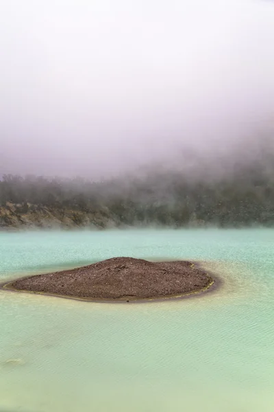 Mist en eiland — Stockfoto