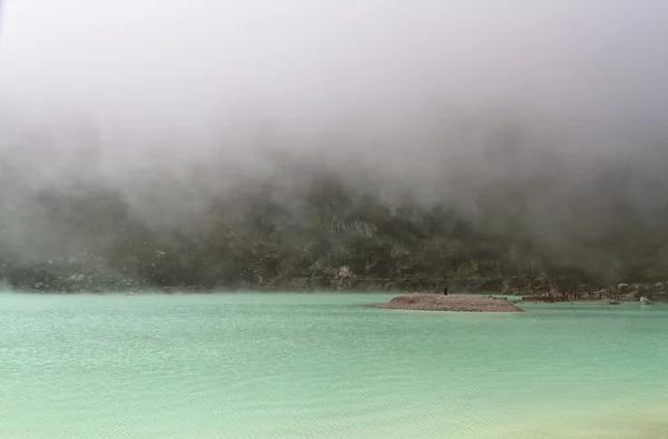 Nevoeiro e superfície do lago — Fotografia de Stock